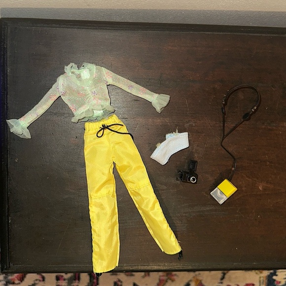 Vintage Mattel Barbie Doll Generation Girl w/ Outfit, Headphone, & Camera - Picture 12 of 15